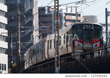 Commuter trains running in urban areas (Hiroshima, elevated line) Commuter trains running in urban areas (Hiroshima, elevated line) 137936163