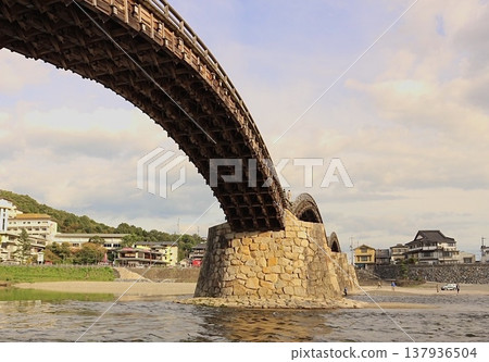 錦帶橋壯觀的弧形結構和秋天的天空 137936504