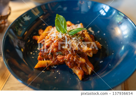 美味的辣味通心粉，肉末博洛尼亞醬 137936654