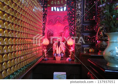 Temple 137937051