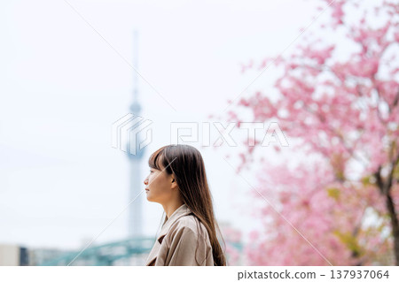 一位年輕女子在東京晴空塔附近觀光。 一位年輕女子在東京晴空塔附近觀光。 137937064