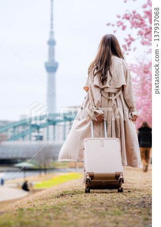 一位年輕女子在東京晴空塔附近觀光。 一位年輕女子在東京晴空塔附近觀光。 137937068