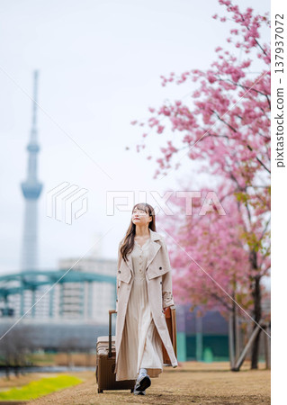 一位年輕女子在東京晴空塔附近觀光。 137937072