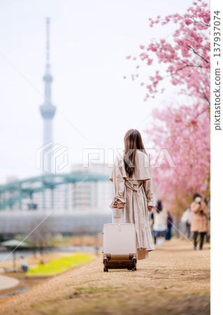 一位年輕女子在東京晴空塔附近觀光。 一位年輕女子在東京晴空塔附近觀光。 137937074
