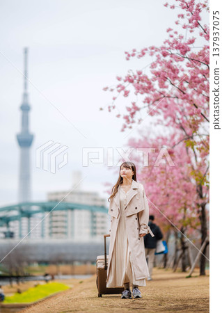 一位年輕女子在東京晴空塔附近觀光。 一位年輕女子在東京晴空塔附近觀光。 137937075