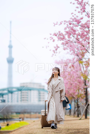 一位年輕女子在東京晴空塔附近觀光。 137937076