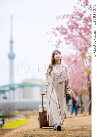 一位年輕女子在東京晴空塔附近觀光。 137937079