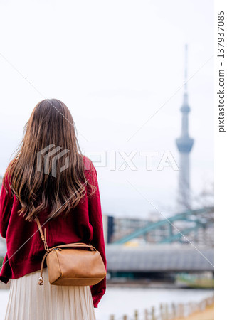 一位年輕女子在東京晴空塔附近觀光。 137937085
