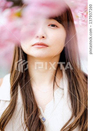 櫻花河津和一名年輕女子 櫻花河津和一名年輕女子 137937160