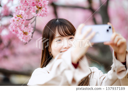 一位女士正在和櫻花合影 一位女士正在和櫻花合影 137937189