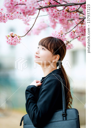 背景中有櫻花的年輕女子 背景中有櫻花的年輕女子 137937223