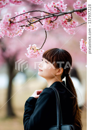 背景中有櫻花的年輕女子 137937228