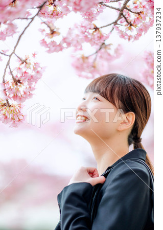 背景中有櫻花的年輕女子 背景中有櫻花的年輕女子 137937234