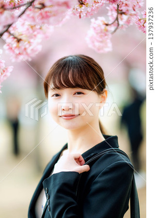 背景中有櫻花的年輕女子 137937236