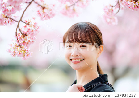 背景中有櫻花的年輕女子 背景中有櫻花的年輕女子 137937238