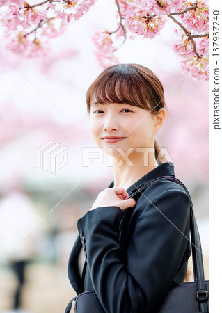 背景中有櫻花的年輕女子 137937240