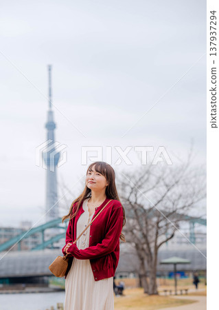 一個女人在旅遊勝地觀光 一個女人在旅遊勝地觀光 137937294