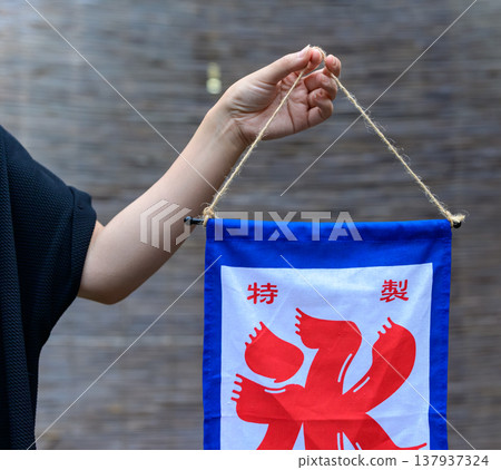 特寫鏡頭：一手拿著一面專門用來表示刨冰的旗幟。 137937324