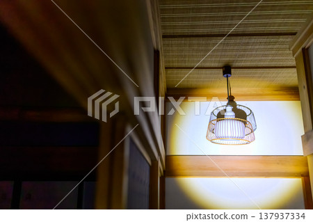 日式房間裡懸掛著現代照明燈具 日式房間裡懸掛著現代照明燈具 137937334