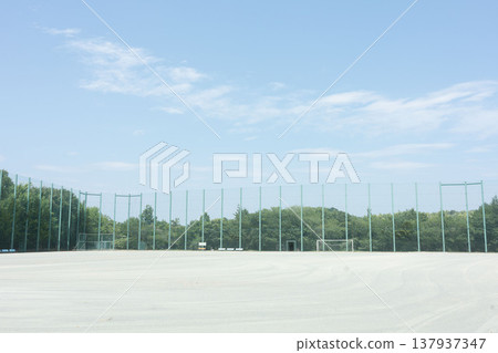 夏日裡的校園，陽光燦爛的運動場，酷熱難耐的校園操場。 137937347