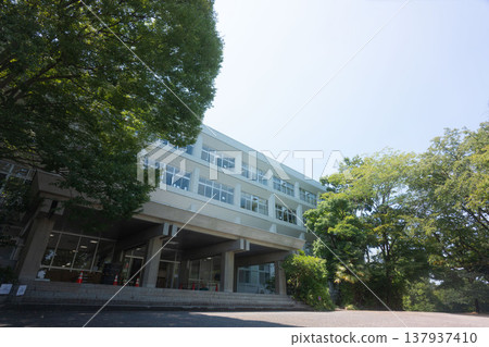 學校建築被綠樹環繞，這是學校的正門。 137937410