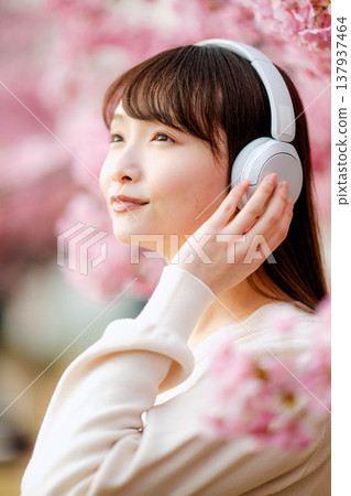 櫻花和一個年輕女子 137937464