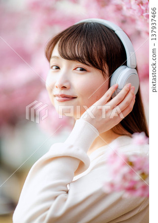 櫻花和一個年輕女子 櫻花和一個年輕女子 137937466