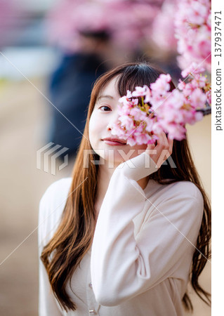 櫻花和一個年輕女子 櫻花和一個年輕女子 137937471