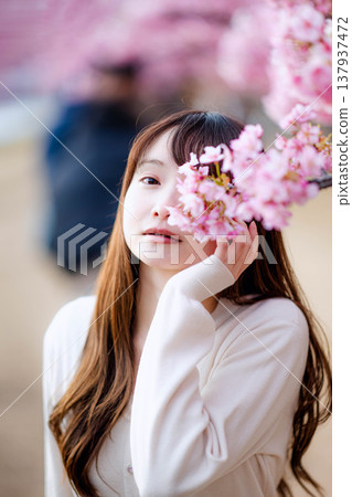 櫻花和一個年輕女子 櫻花和一個年輕女子 137937472