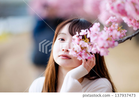 櫻花和一個年輕女子 櫻花和一個年輕女子 137937473