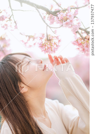 櫻花和一個年輕女子 櫻花和一個年輕女子 137937477