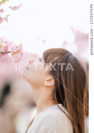 櫻花和一個年輕女子 櫻花和一個年輕女子 137937479