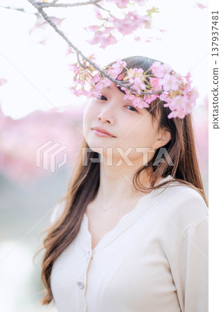 櫻花和一個年輕女子 櫻花和一個年輕女子 137937481