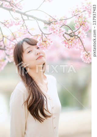 櫻花和一個年輕女子 137937483