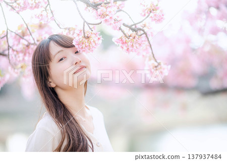 櫻花和一個年輕女子 櫻花和一個年輕女子 137937484