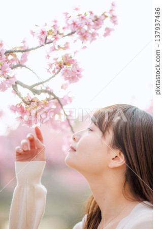 櫻花和一個年輕女子 櫻花和一個年輕女子 137937486