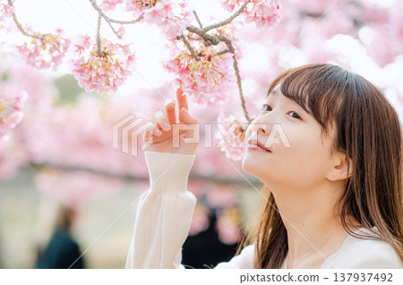 櫻花和一個年輕女子 櫻花和一個年輕女子 137937492