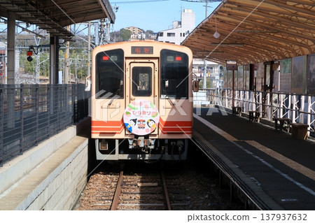 明智鐵道柴油列車停靠惠那站 137937632