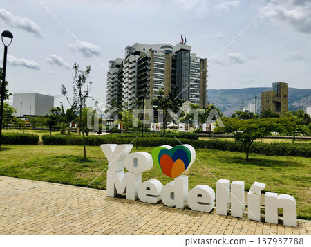 哥倫比亞麥德林街景 137937788