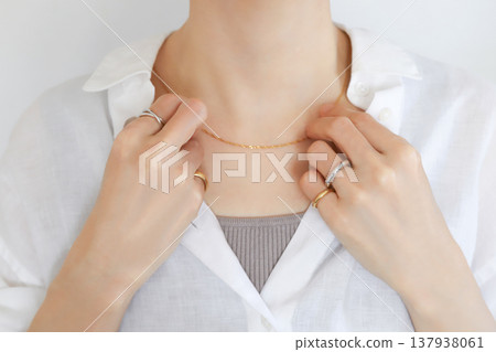 一隻戴著項鍊的女人的手 一隻戴著項鍊的女人的手 137938061