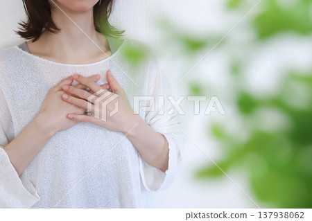 握她的在她的胸口的婦女手 137938062