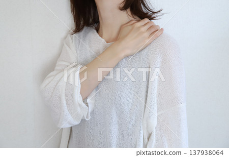 Woman feeling shoulder pain 137938064