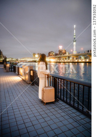 夜景和年輕女子 137938092