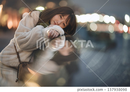 夜景和年輕女子 夜景和年輕女子 137938098