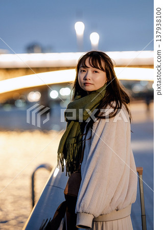 夜景和年輕女子 夜景和年輕女子 137938100