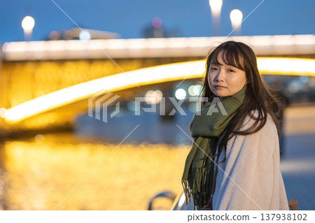 夜景和年輕女子 137938102