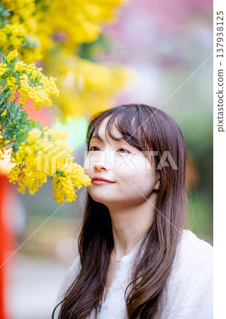 含羞草和一個年輕女子 137938125