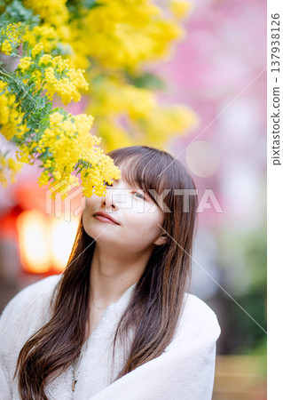 含羞草和一個年輕女子 含羞草和一個年輕女子 137938126