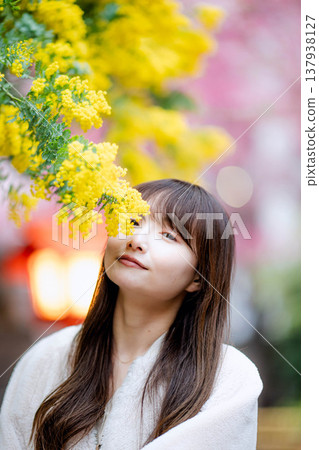 含羞草和一個年輕女子 含羞草和一個年輕女子 137938127