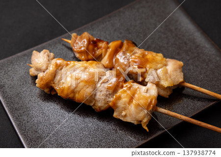 美味的烤雞肉串大腿肉 137938774